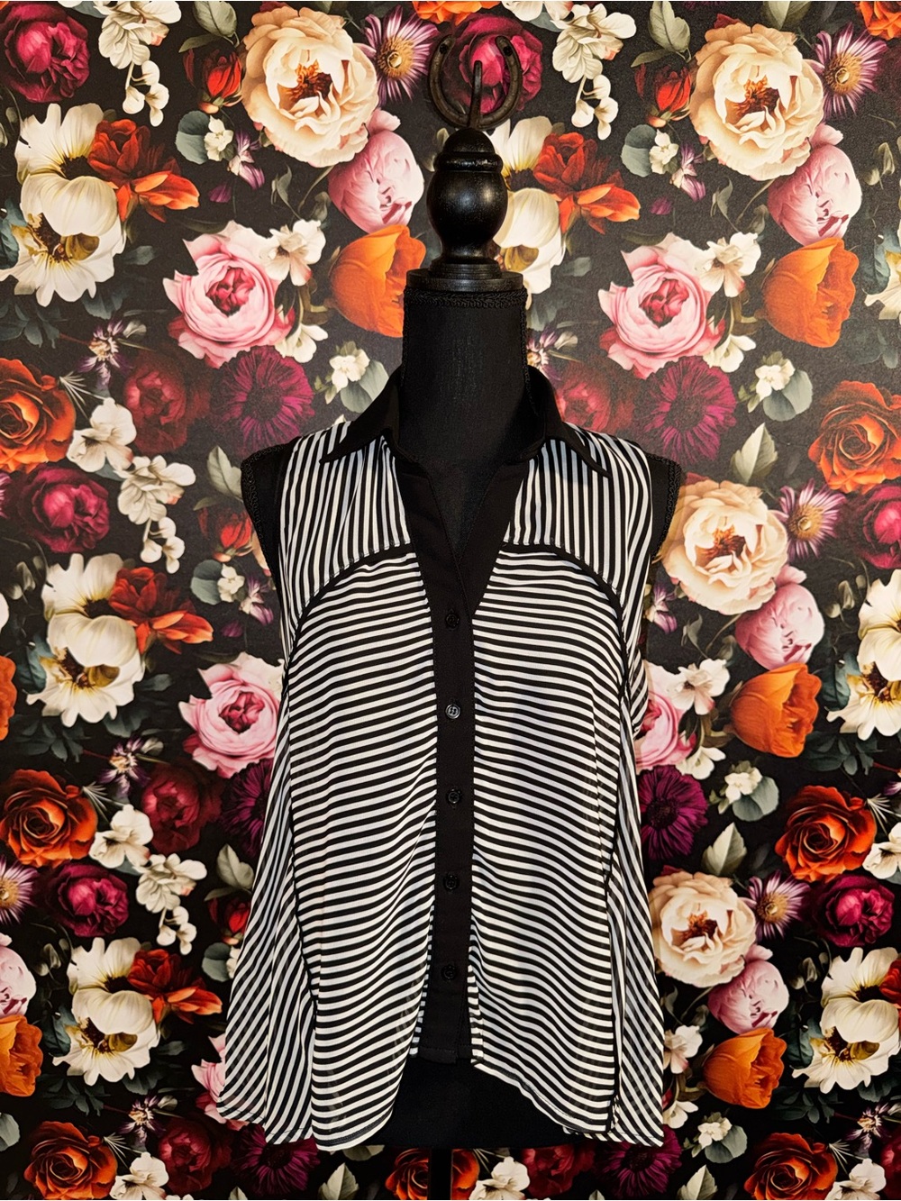Sleeveless Black & White Striped Button-Front Top with Keyhole Back Detail, L